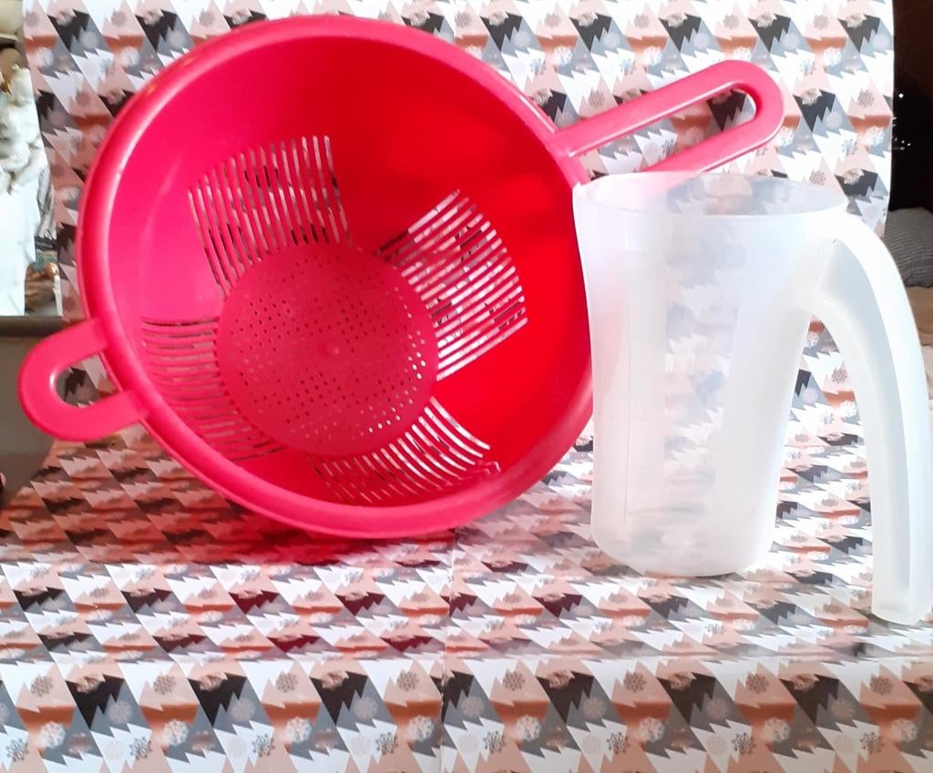 passoire avec manche + mesureur 700 ml plastique, Maison & Meubles, Cuisine | Vaisselle, Utilisé, Autres types, Autres matériaux