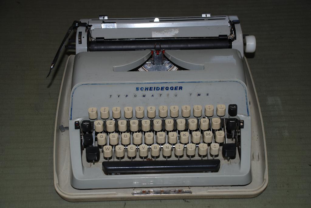 Oude mechanische typemachine., Enlèvement, Utilisé