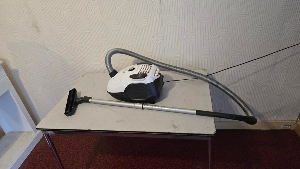 aspirateur AEG APF6111
Aspirateur traîneau filaire, avec sac, Enlèvement ou Envoi