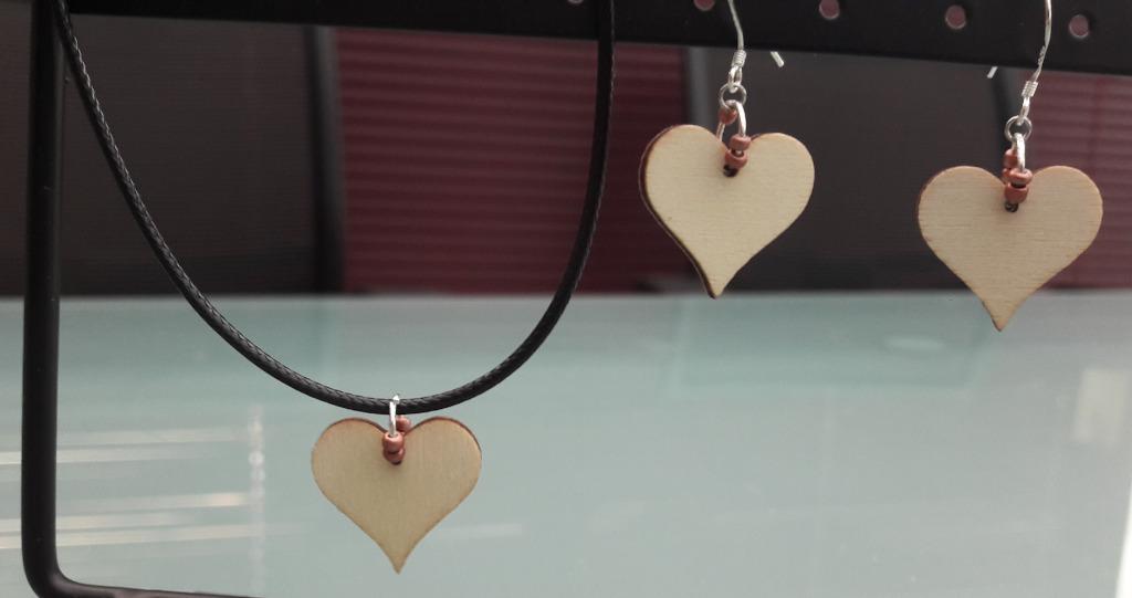Oorbellen en halsketting met houten hartje (tof voor Valenti, Enlèvement ou Envoi, Neuf