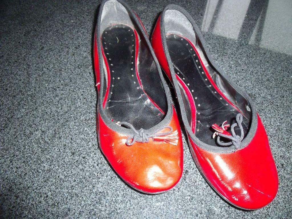 damesschoen, Schoenen met lage hakken, Ophalen of Verzenden, Gedragen, Rood