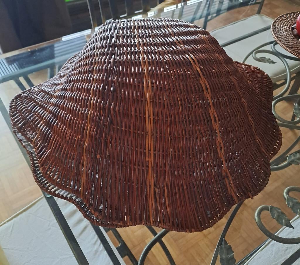 Rieten in de vorm van schelpen om planten of andere in te ze, Ophalen