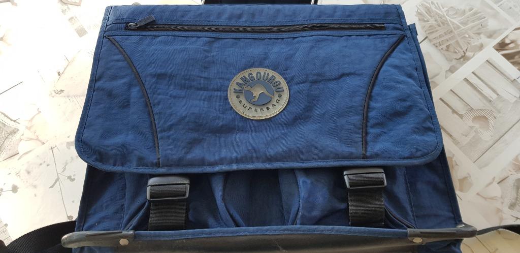 Mooie boekentas (merk Kangourou) in goede staat, Handtassen en Accessoires, Tassen | Schooltassen, Ophalen, Gebruikt, Blauw, Aktetas of Boekentas