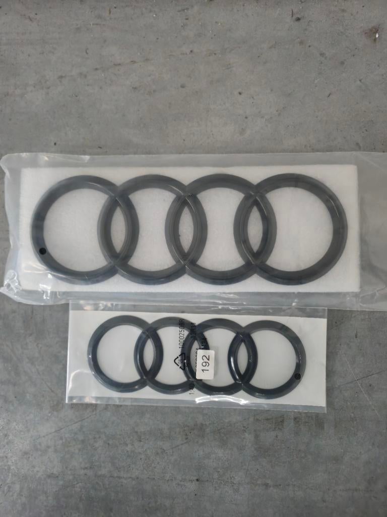 Audi emblemen nieuw voor & achter glanzend zwart, Ophalen of Verzenden, Nieuw, Audi