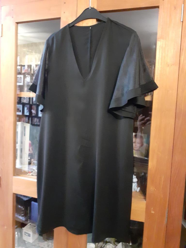 Robe noire satinée avec manche en voile, Enlèvement, Comme neuf, Taille 46/48 (XL) ou plus grande, Noir