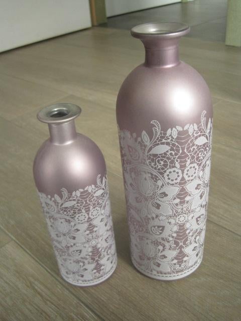Set van 2 vazen mauve metallic met kantmotief, Ophalen of Verzenden, Gebruikt