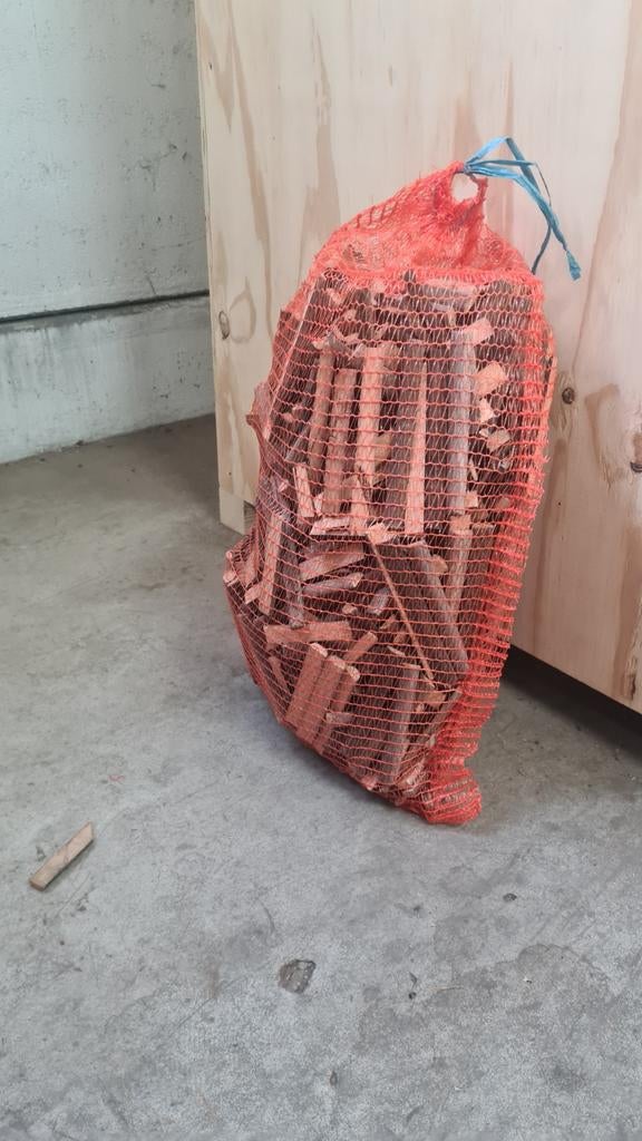 Aktie Aanmaakhout droge eik 3 a 5 kg !10 zakken voor 20 €, Ophalen