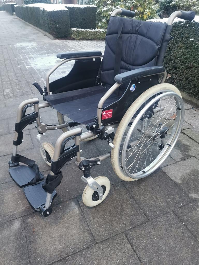 De V300 rolstoel is een lichtgewichtrolstoel van Vermeiren., Diversen, Rolstoelen, Zo goed als nieuw, Elektrische rolstoel, Inklapbaar