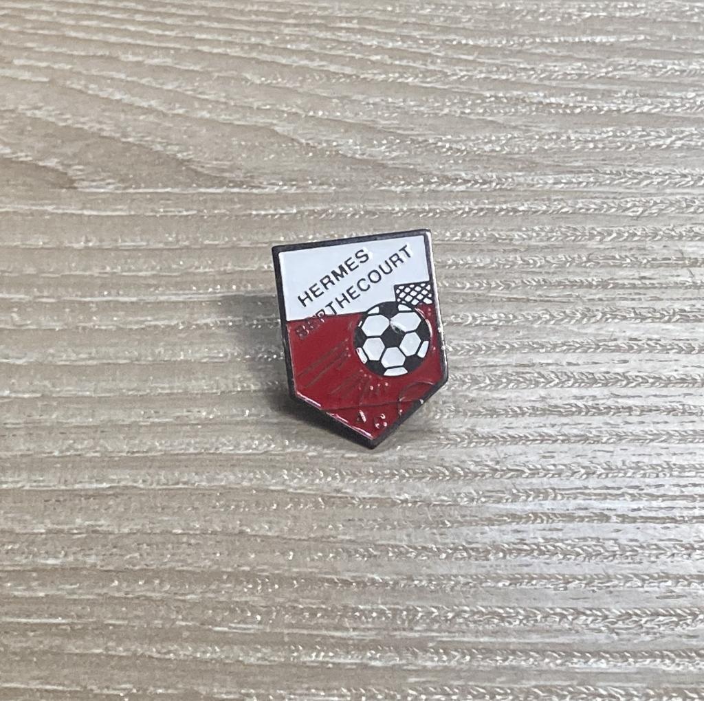PIN - HERMES BERTHECOURT - FOOTBALL - VOETBAL, Verzenden, Gebruikt, Sport, Speldje of Pin
