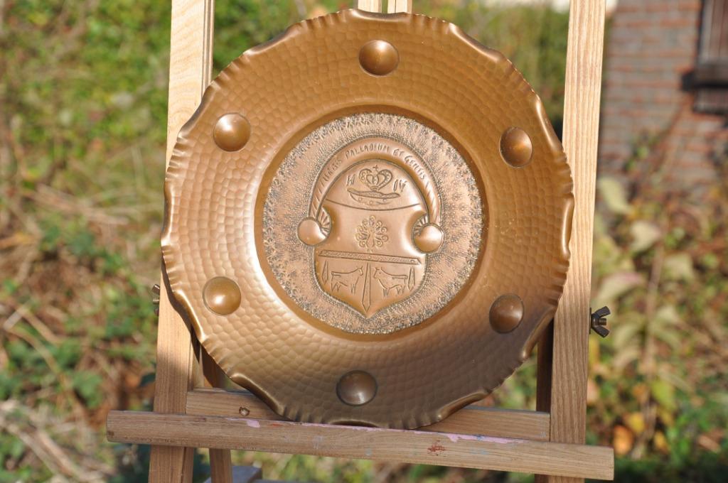 assiette decorative en cuivre decor armoirie, Antiquités & Art, Antiquités | Bronze & Cuivre, Enlèvement ou Envoi, Cuivre