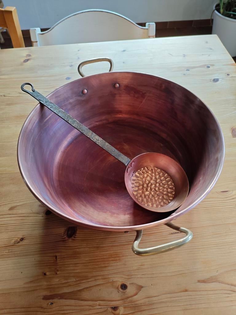 Grande bassine en cuivre avec une petite poile, Enlèvement, Cuivre