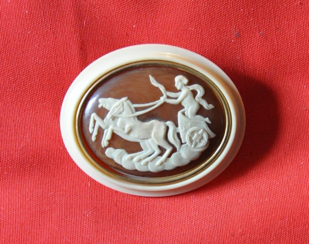 ancienne broche ovale decor antique, Bijoux, Sacs & Beauté, Bijoux anciens, Enlèvement ou Envoi, Autres matériaux, Broche