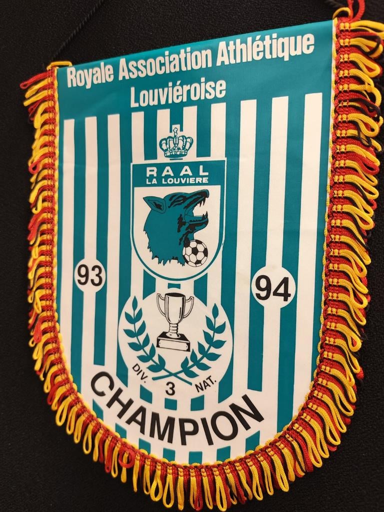 1994  La Louvière RAAL sublieme vintage vaandel vaantje, Ophalen of Verzenden, Zo goed als nieuw, Spel