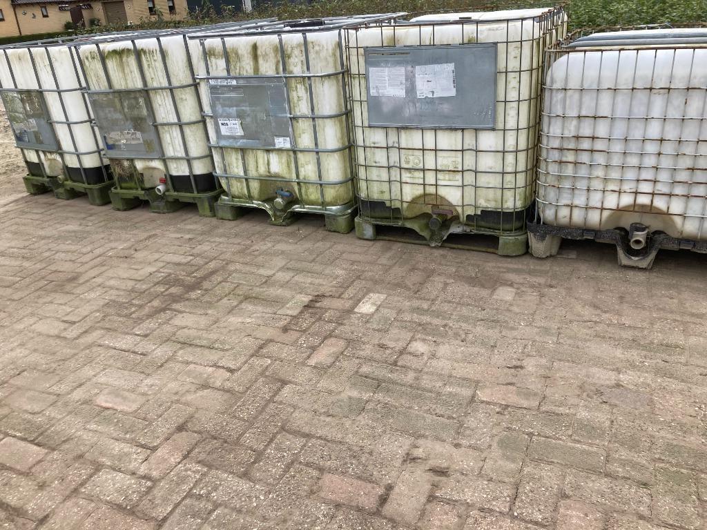 1000 liter vaten met kraan en ijzeren omlijsting., Ophalen, Zo goed als nieuw