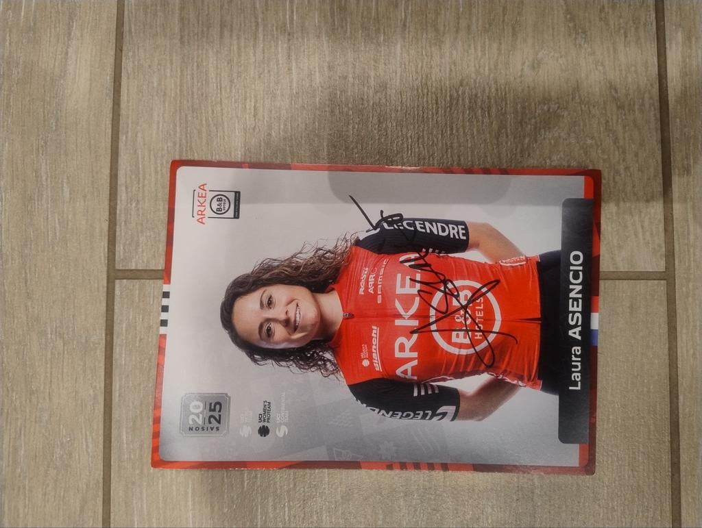 Carte de cavalier dédicacée Laura Asencio, Enlèvement ou Envoi, Comme neuf