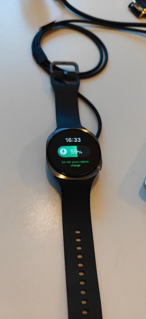 Samsung Galaxy Watch 8 (40mm) Noir - État Neuf, Neuf, Étanche, IOS, Avancer d'un pas