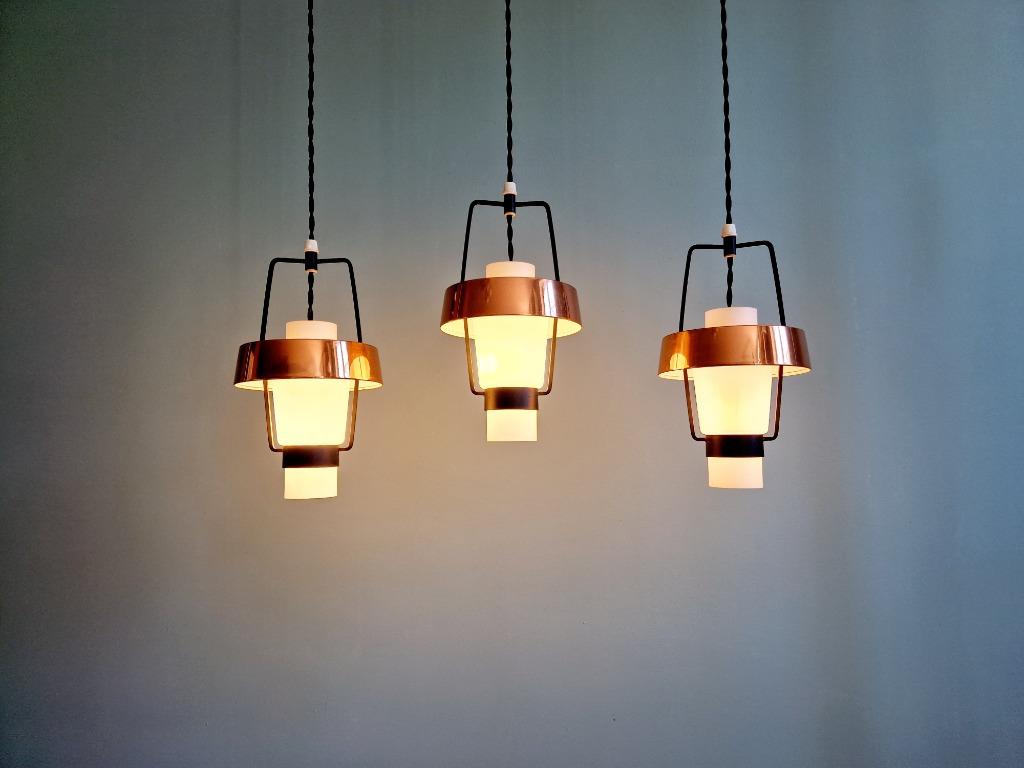 Trio de suspensions scandinaves en opaline et métal cuivré, Envoi
