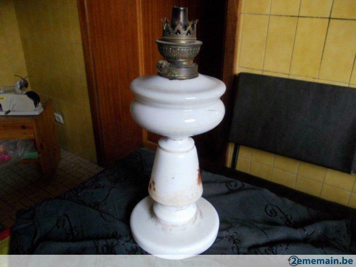 Ancien quinquet blanc avec motif fleuri