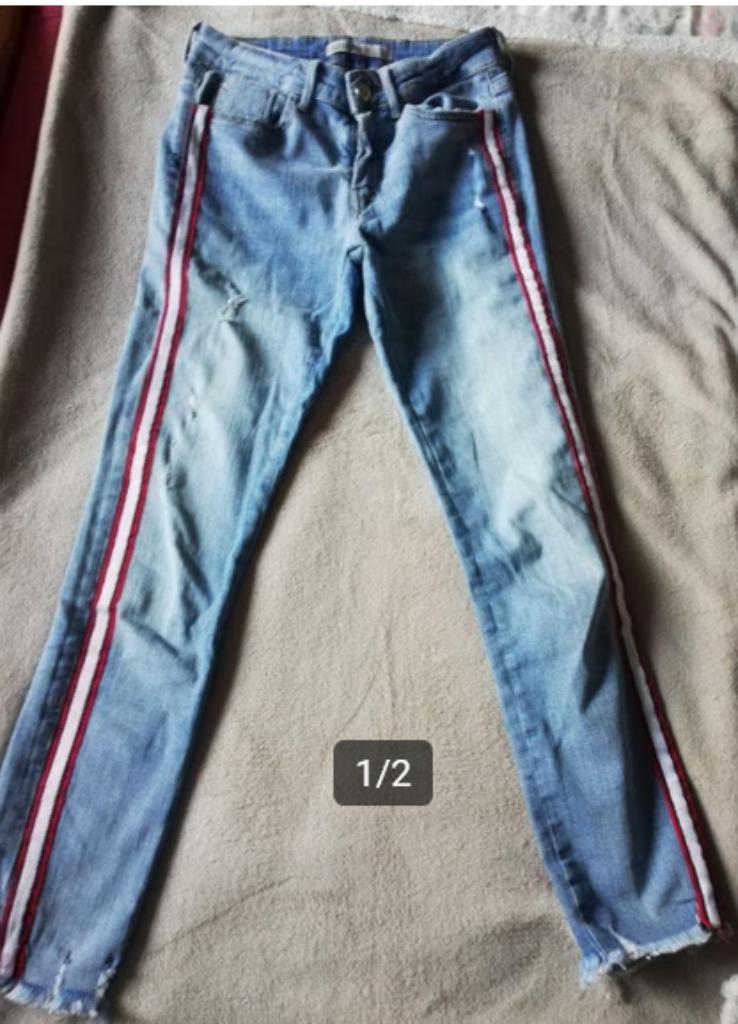 Lichtblauwe jeans met rode, witte, zwarte zijband, Blauw, Zara, Ophalen of Verzenden, W28 - W29 (confectie 36)