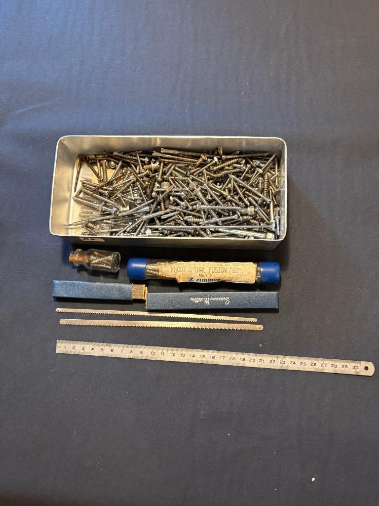 Boîte de clous chirurgicale et petite scie Swann Morto, Enlèvement ou Envoi