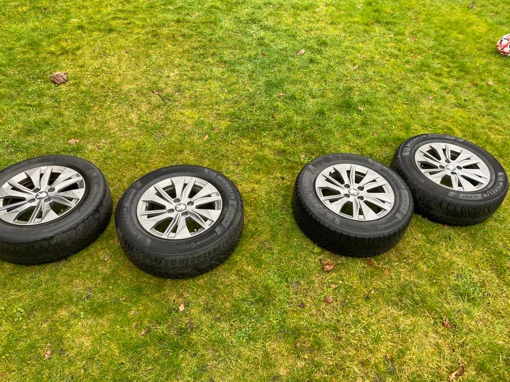 Winterbanden op velg michelin peugeot, Auto-onderdelen, Banden en Velgen, Ophalen, Velg(en), 16 inch, Winterbanden
