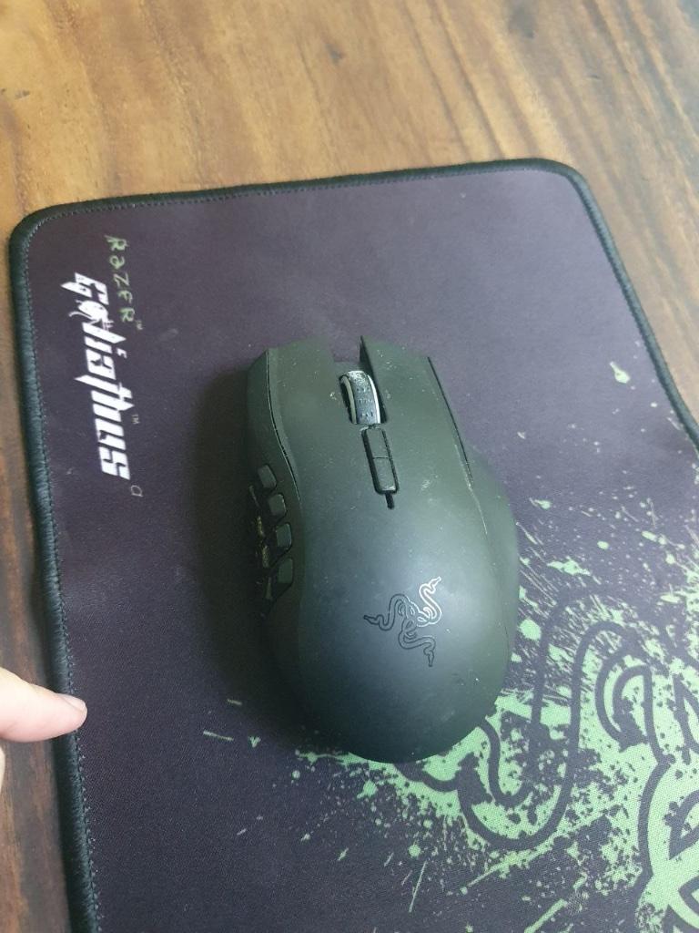 Razer Naga gaming muis + Razer Goliathus muismat, Souris, Enlèvement, Droitier, Utilisé
