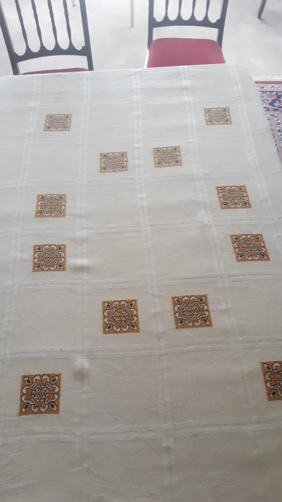 Nappe brodée aux points de croix, Enlèvement ou Envoi
