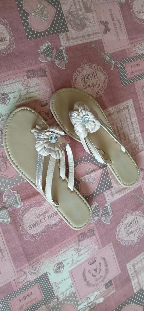 Nieuwe slippers 38, Ophalen of Verzenden, Zo goed als nieuw, Slippers