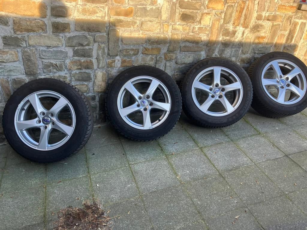4 winterbanden en velgen Volvo v60, Auto-onderdelen, Ophalen, Velg(en), 16 inch, Winterbanden