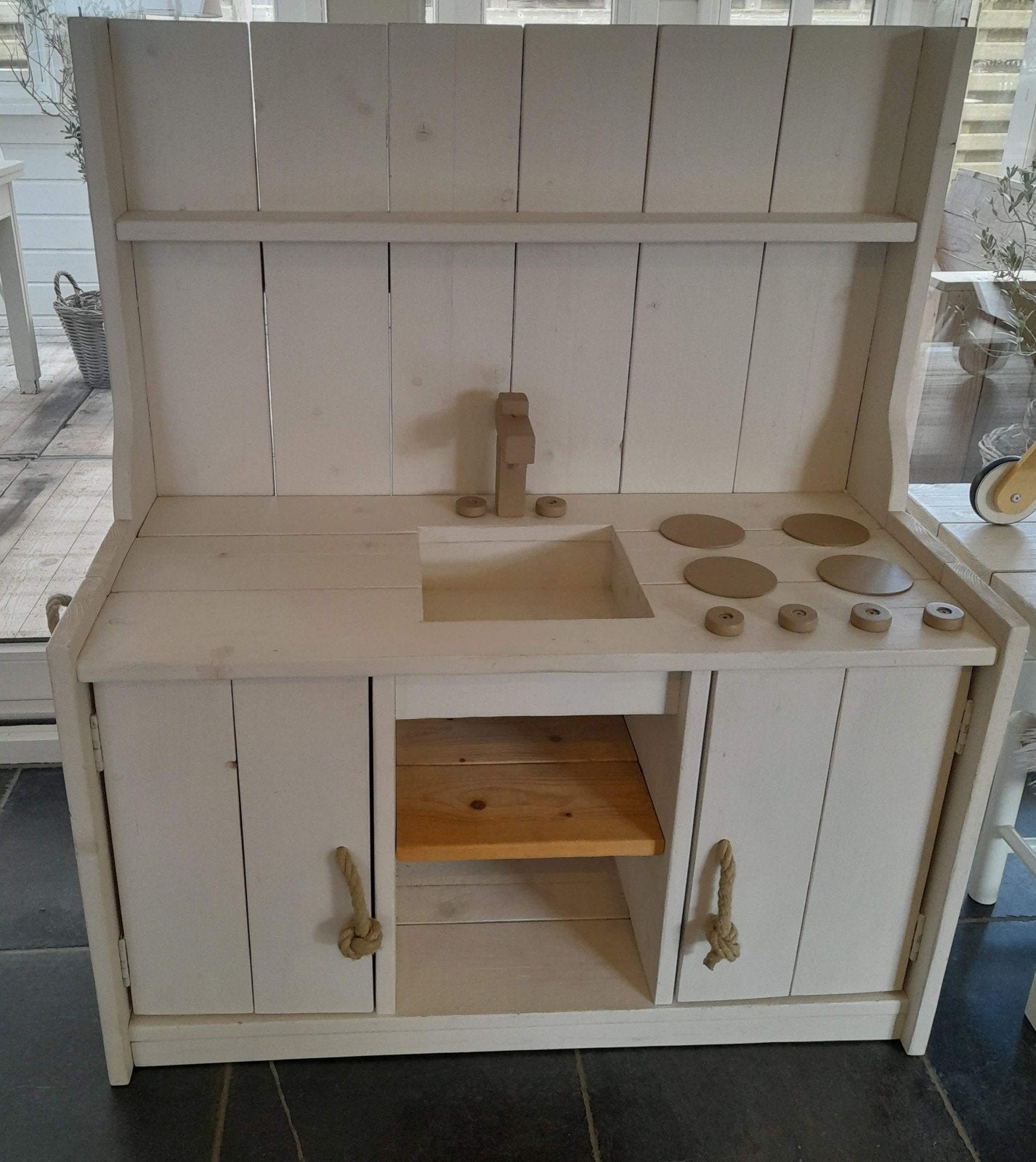 Houten keukentje, Ophalen