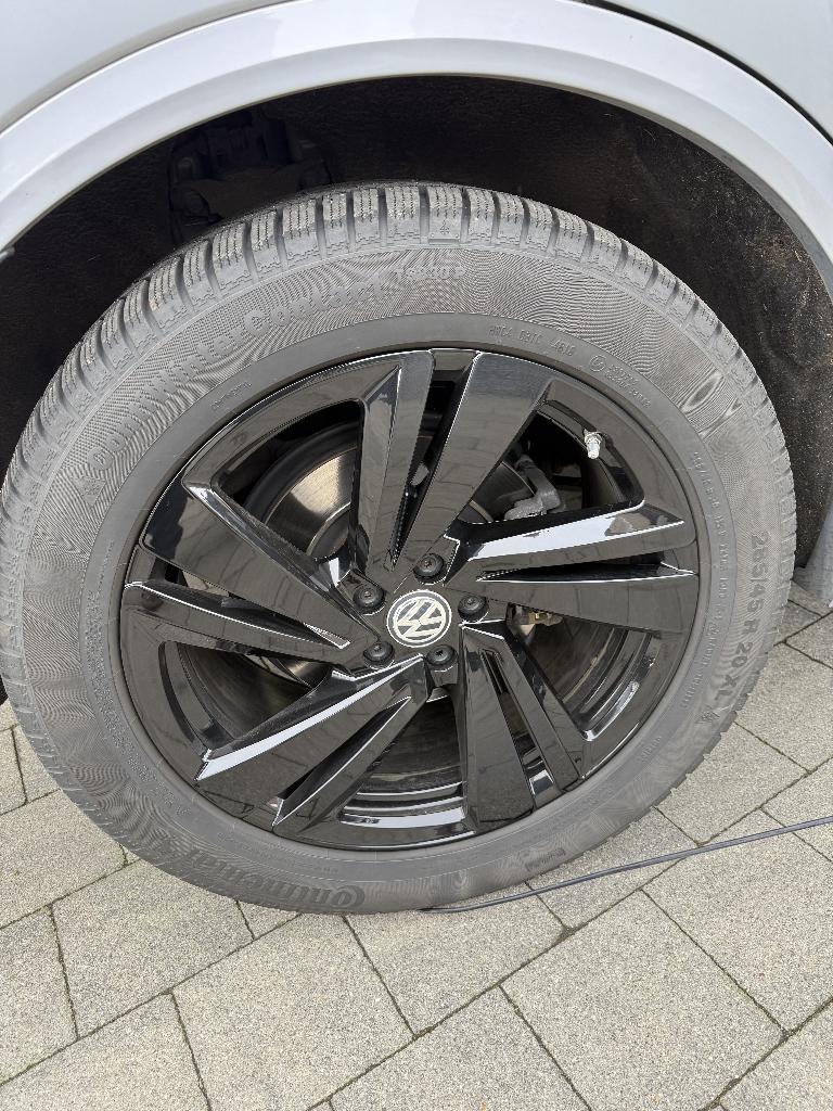 4 Winterbanden Continental + zwarte VW Nevada 20" vr Touareg, Auto-onderdelen, Banden en Velgen, Ophalen, Gebruikt, Velg(en), 285 mm