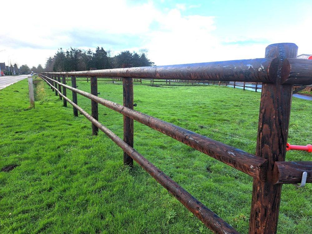 Clôture pour chevaux avec poteaux et poutres ., Mise à l'étable, 2 ou 3 chevaux ou poneys