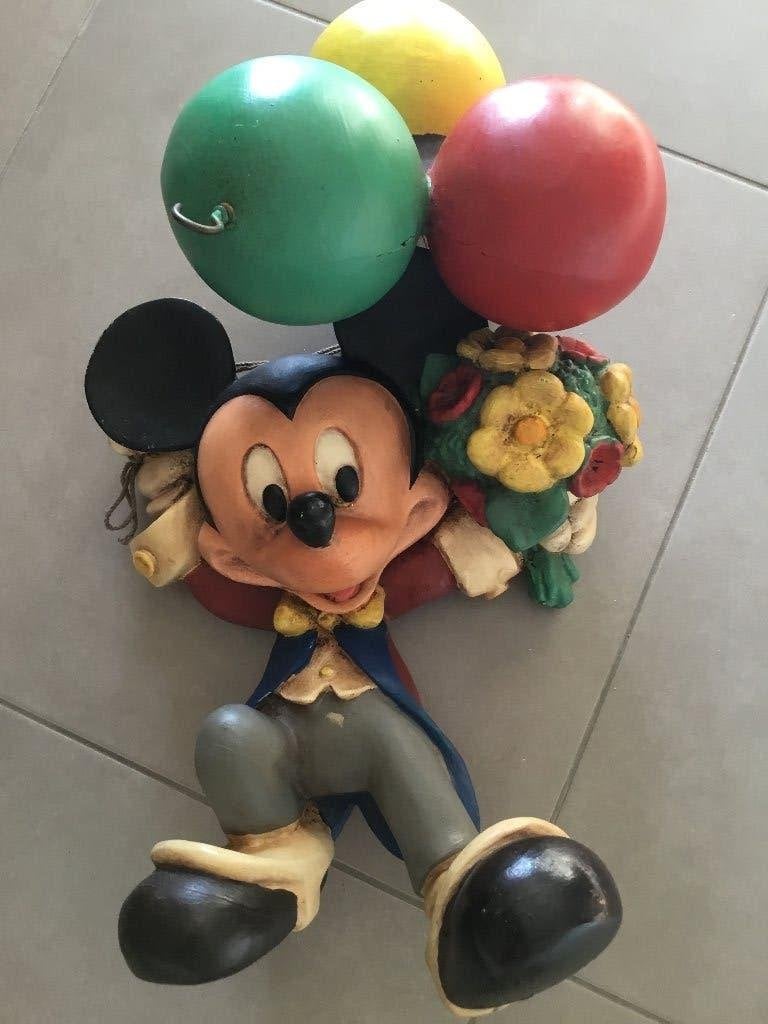DISNEY BEELD – MICKEY MOUSE HANGEND AAN BALLONNEN, Ophalen, Mickey Mouse, Gebruikt, Beeldje of Figuurtje