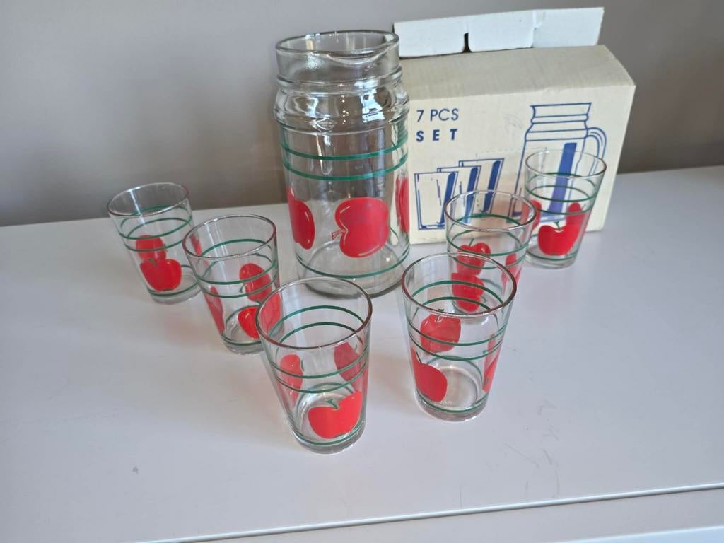 Vintage set: 1 kan en 6 glazen versierd met appels, Verzamelen, Glas en Drinkglazen, Ophalen