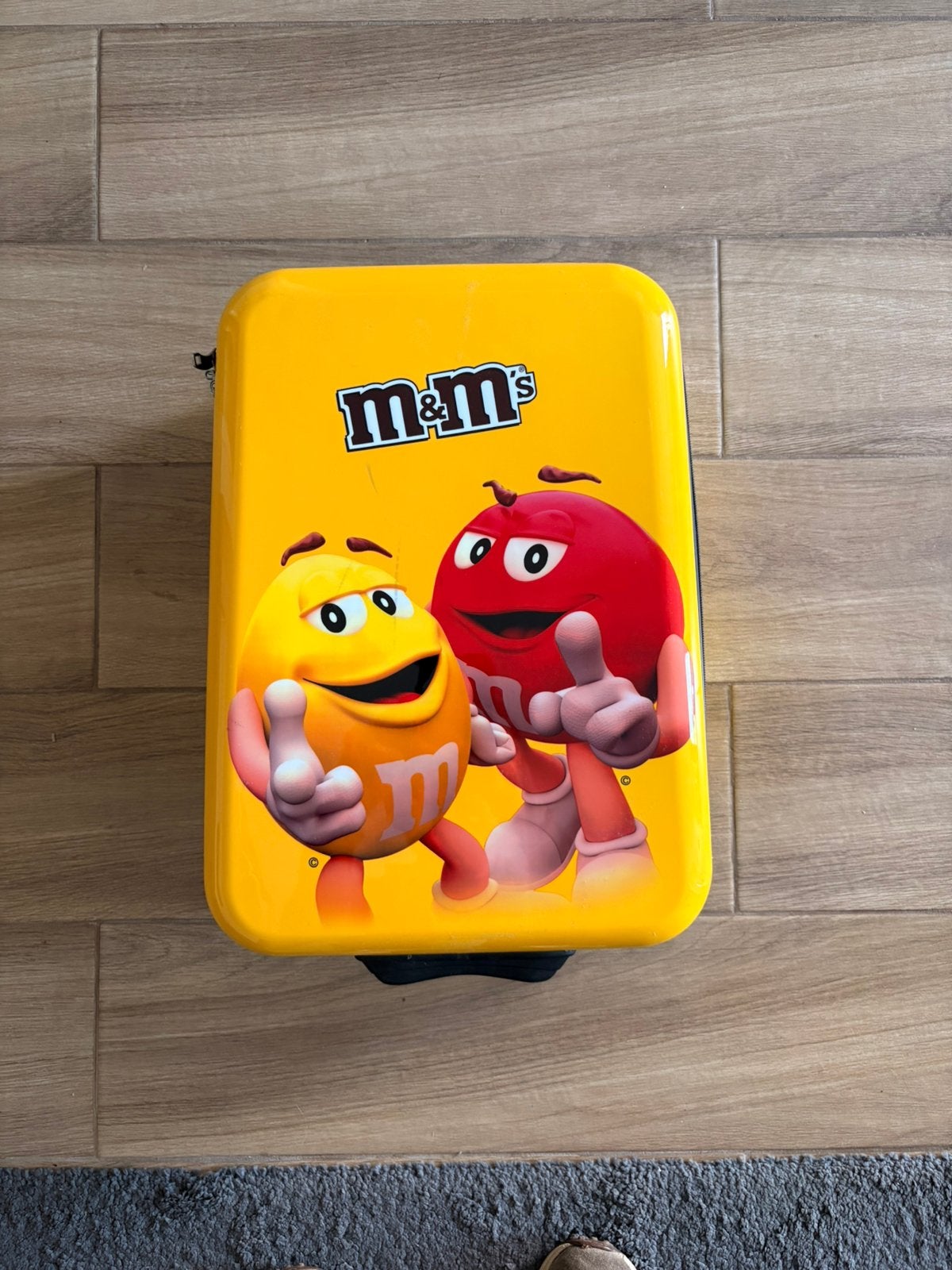 De koffer van M&M, Ophalen of Verzenden, Zo goed als nieuw, Wieltjes