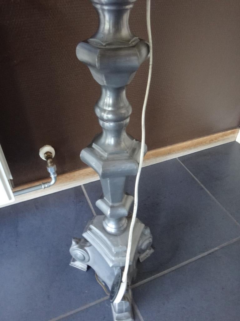 Lampe en étain, Enlèvement