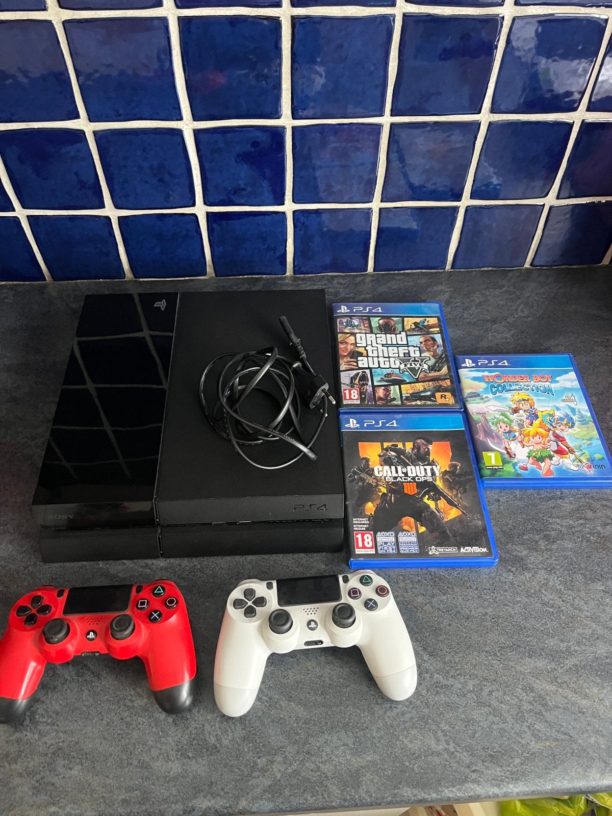 Ps4 500go 3 jeux et 2 manettes, 500 GB, Comme neuf, Enlèvement, Avec 2 manettes