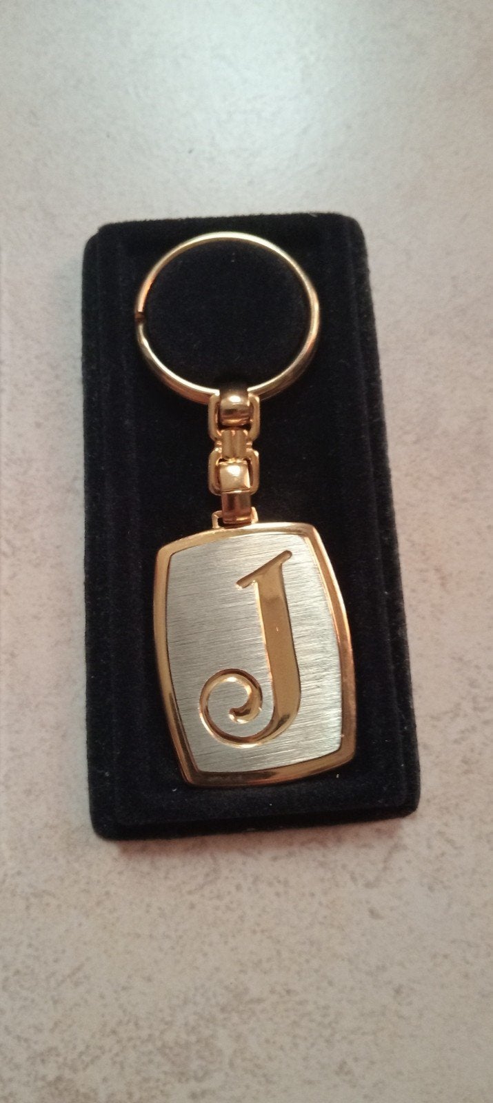 Porte clé bijou doré avec boîte - initiale J, Collections, Porte-clés, Enlèvement ou Envoi, Utilisé, Autres types