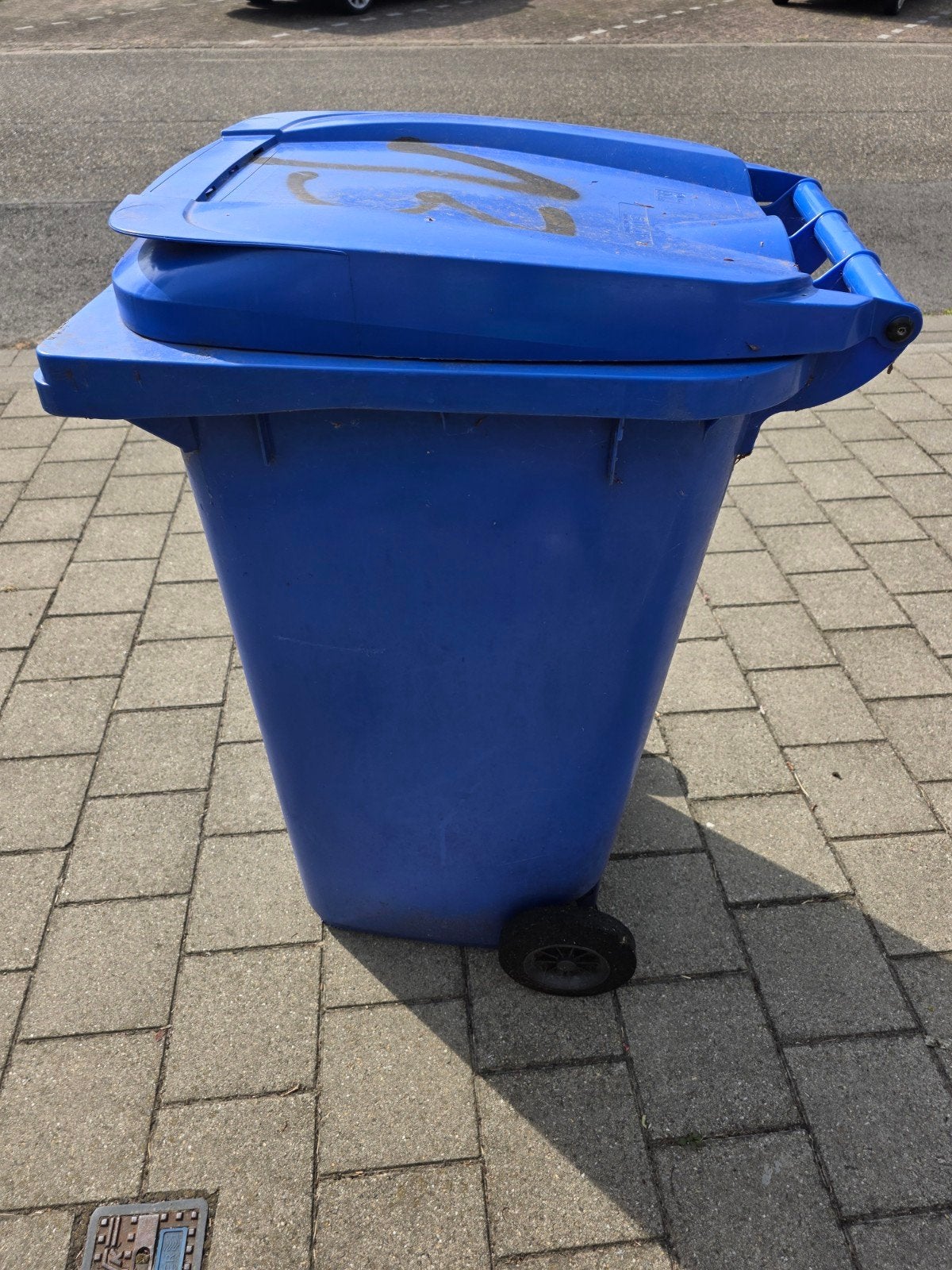 Conteneur bleu, 240 L, Enlèvement, Utilisé, 75 – 100, 40 litres ou plus