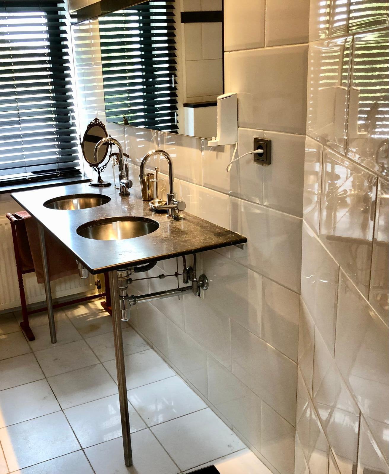 Badkamermeubel met inox spoelbakken, kranen en spiegel, Huis en Inrichting, Ophalen, Gebruikt, 100 tot 150 cm, Minder dan 100 cm