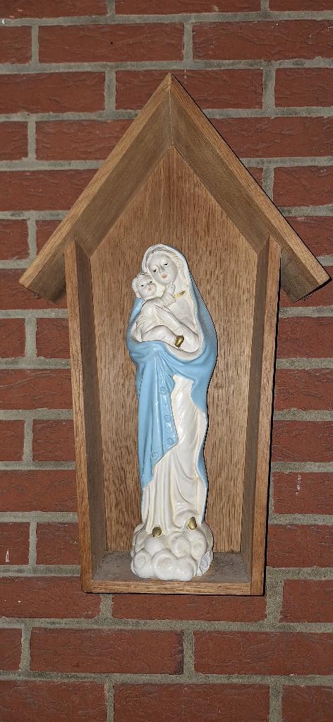 Heilige Maagd Maria in houten nis, Ophalen