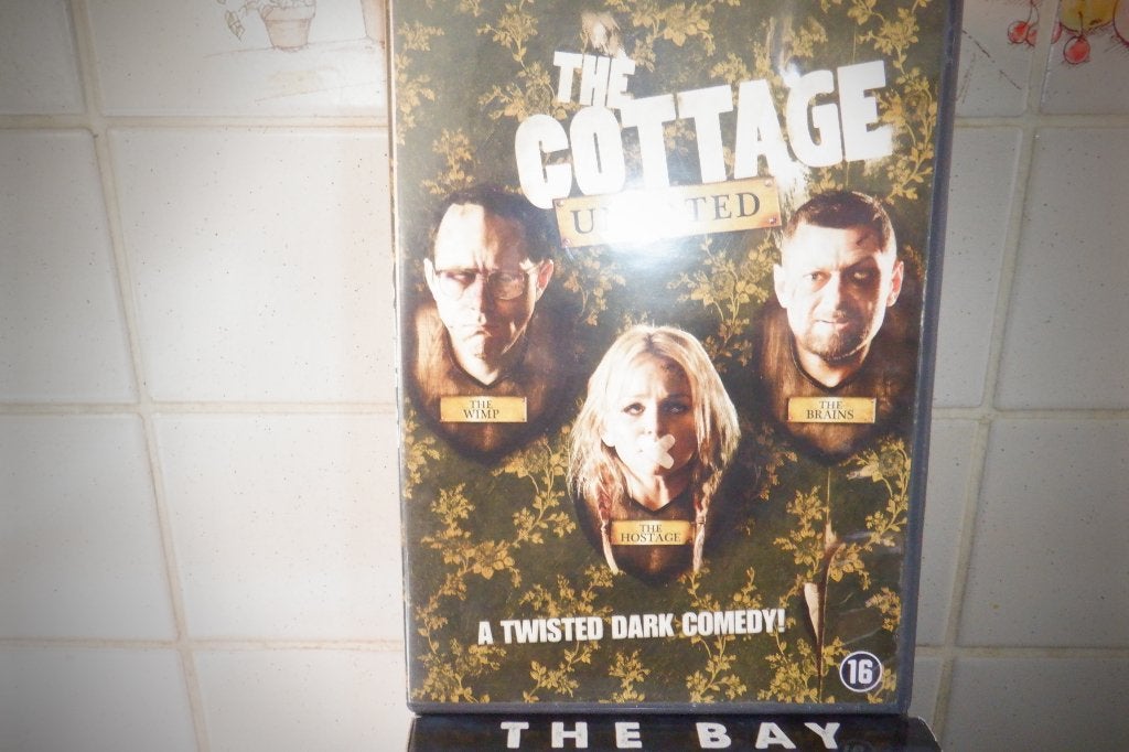DVD Unrated The Cottage ., CD & DVD, DVD | Horreur, À partir de 16 ans, Enlèvement ou Envoi, Comme neuf, Gore