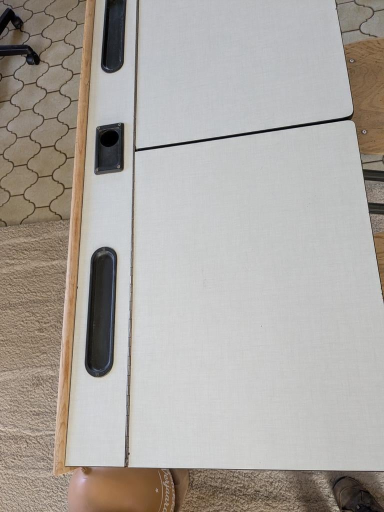 Oude schoolbank, op ijzeren  onderstel. Op wieltjes., Elektronische apparatuur, Ophalen