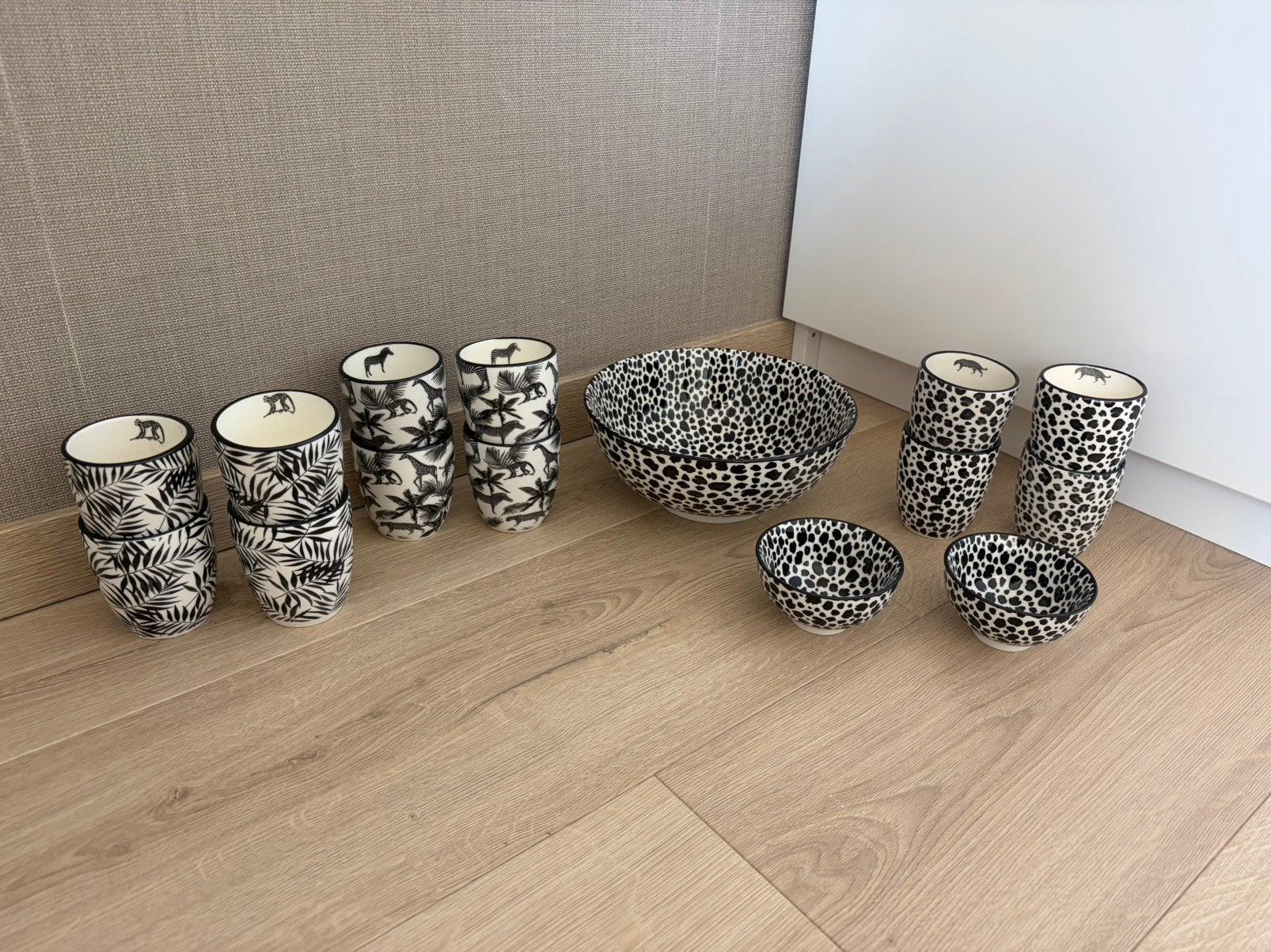 Servies: 12 tassen, 1 grote schaal, 2 kleine schaaltjes, Ophalen, Zo goed als nieuw