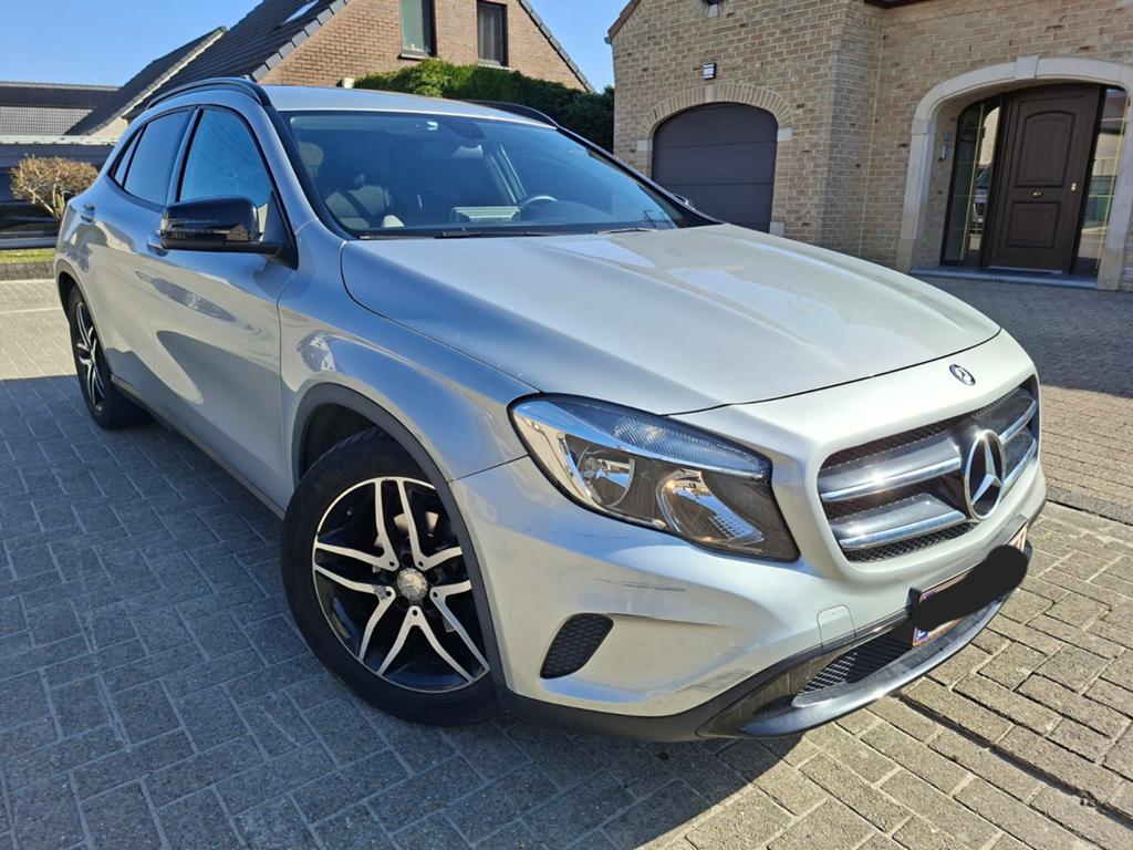 Mercedes GLA 200 AUTOMAAT GROTE SCHERM CARPLAY, Auto's, Mercedes-Benz, Particulier, GLA, 4x4, Airconditioning, Apple Carplay, Cruise Control