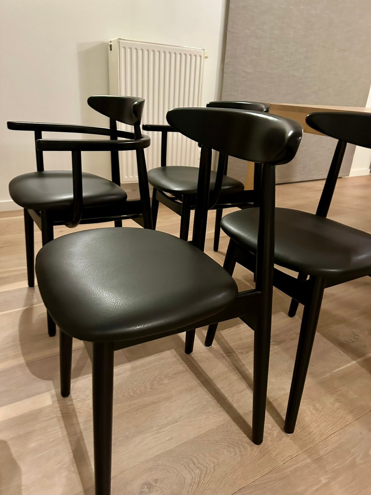 4 zwarte design eetkamerstoelen (V Sheppard), Huis en Inrichting, Ophalen, Scandinavisch design, Zwart, Zo goed als nieuw