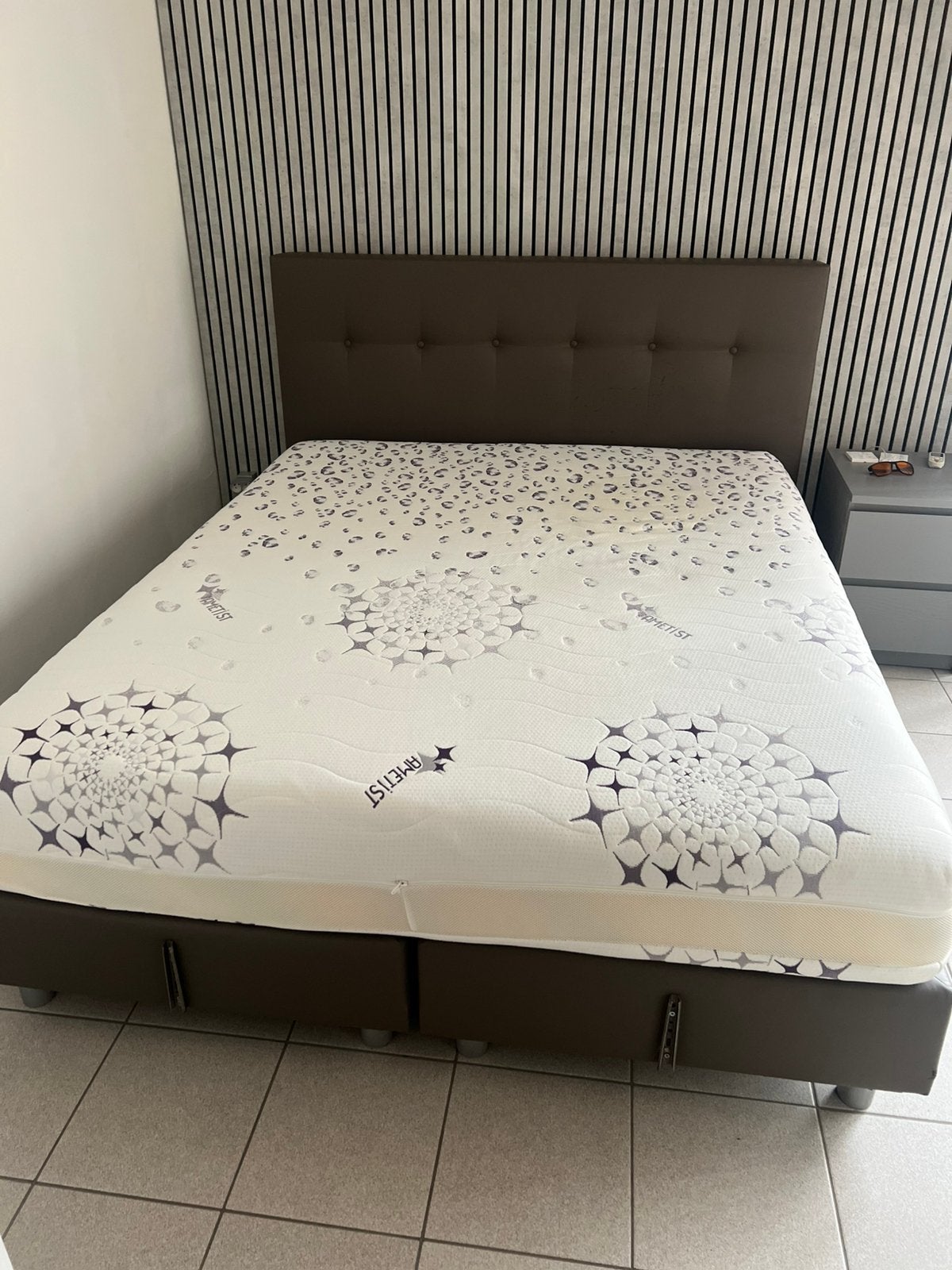 Bed met matras 160x200, Ophalen, Zo goed als nieuw