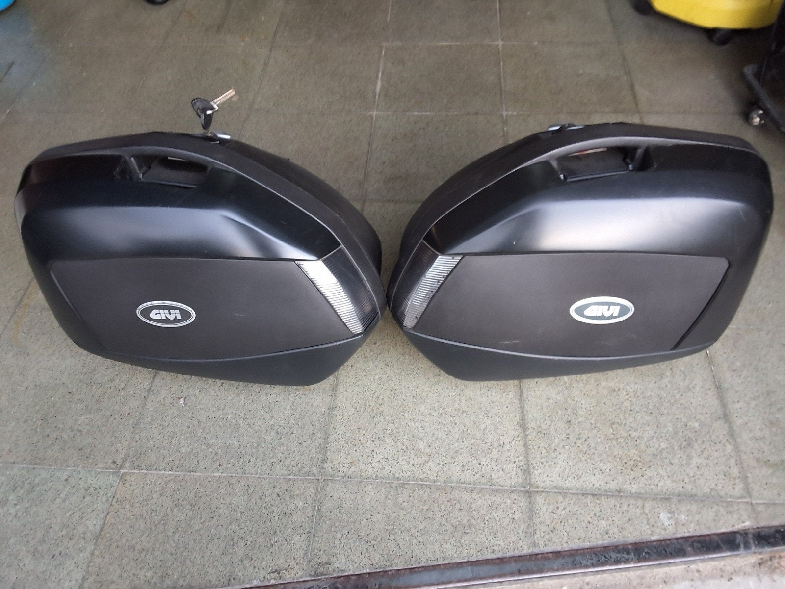 Zijkoffers givi voor een Bmw r1200r, Motoren, Ophalen