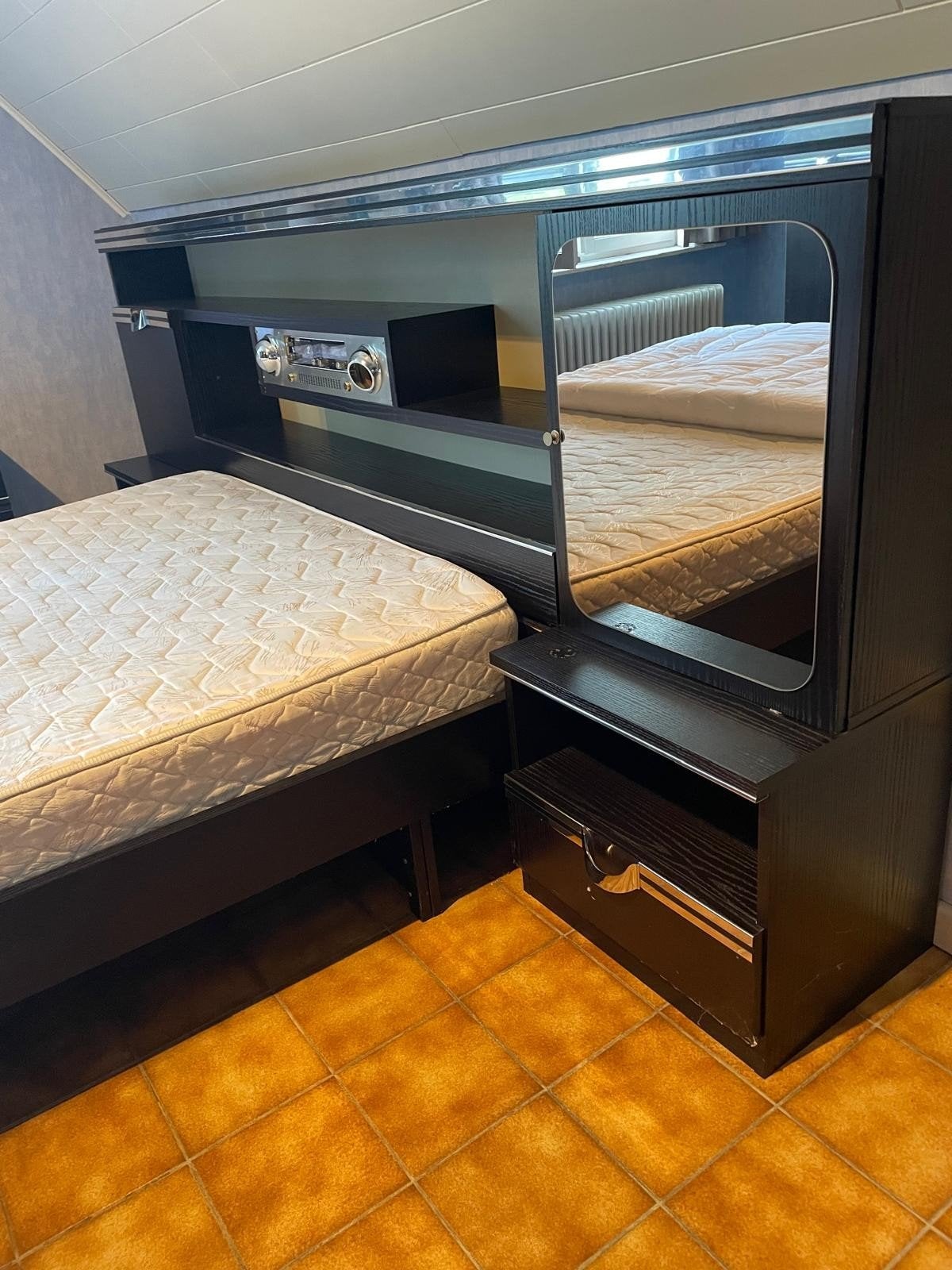 Vintage bed met inbouw radio + spiegelkast, Huis en Inrichting, Ophalen