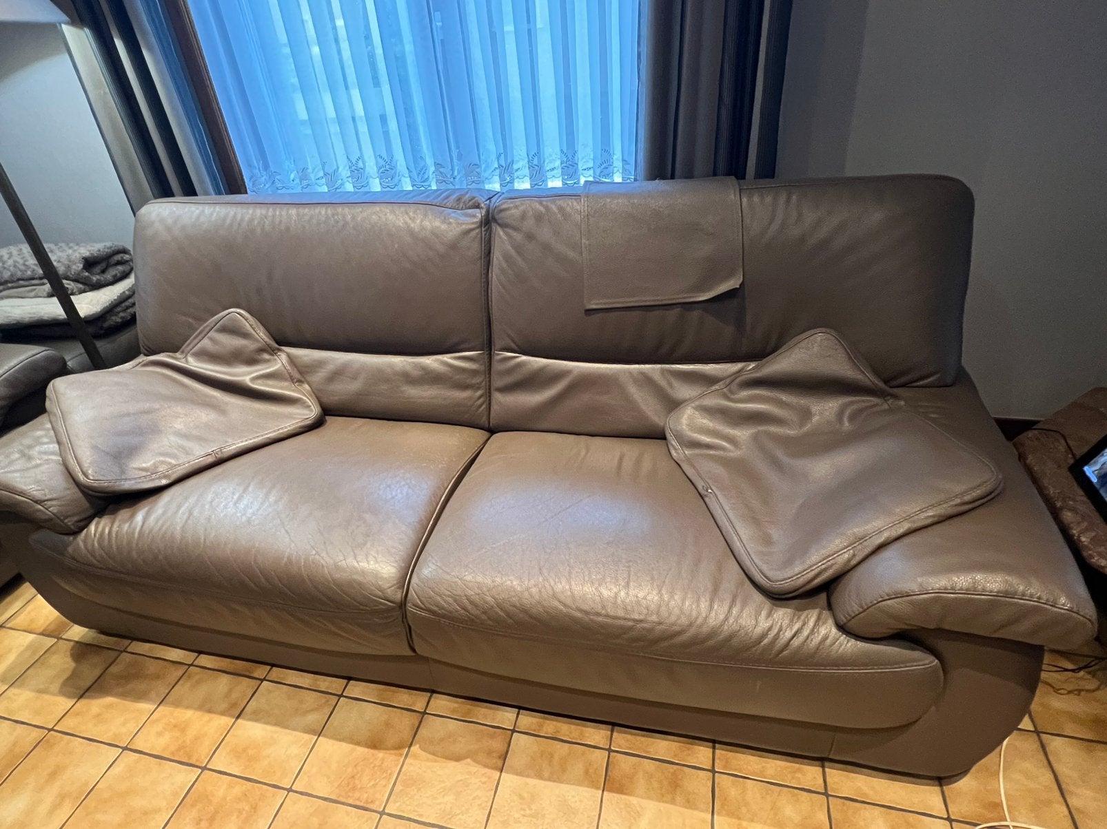 Lederen salon 2 keer 3zit, 1 keer 2 zit en poef, Huis en Inrichting, Ophalen, Gebruikt